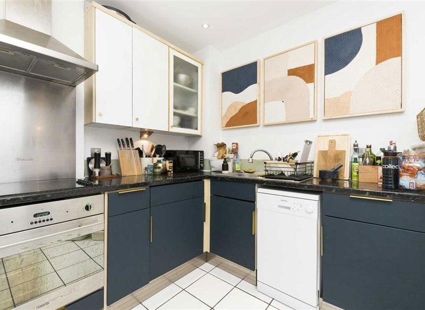 Flat Artichoke Hill in Greater London