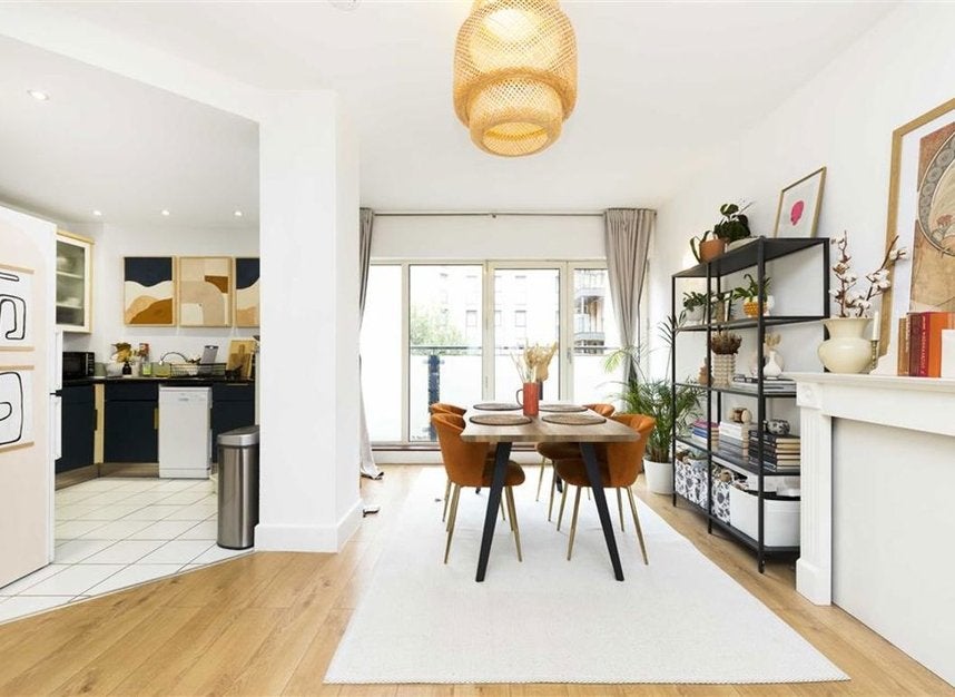Flat Artichoke Hill in Greater London
