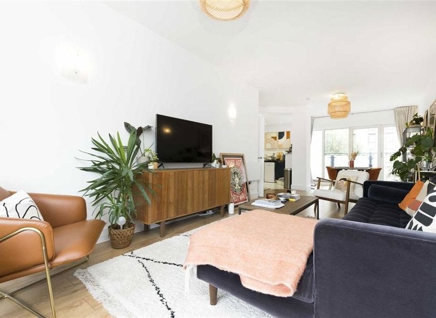 Flat Artichoke Hill in Greater London