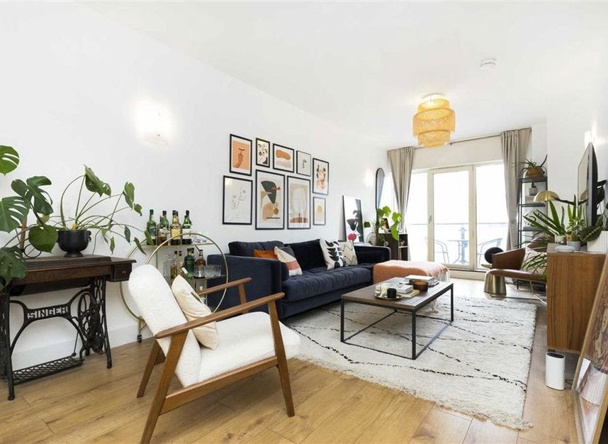 Flat Artichoke Hill in Greater London