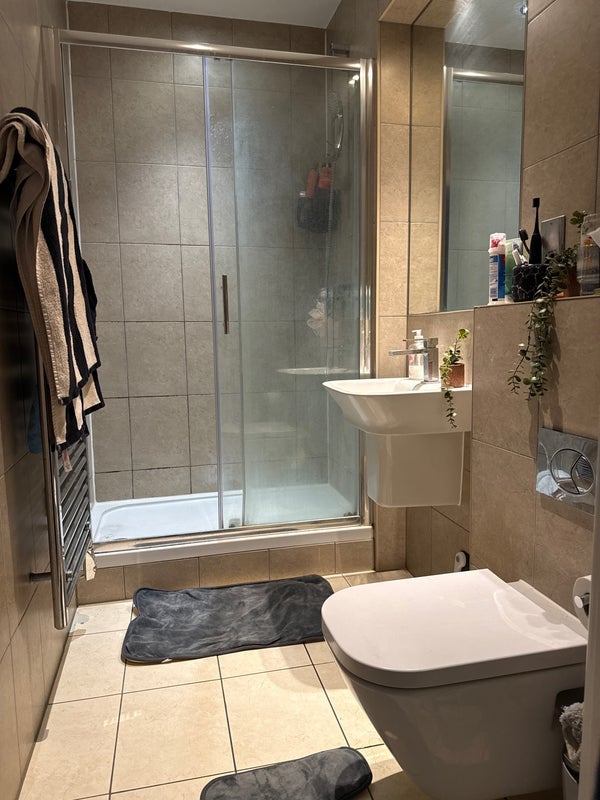 Room Larkwood Avenue in Greater London