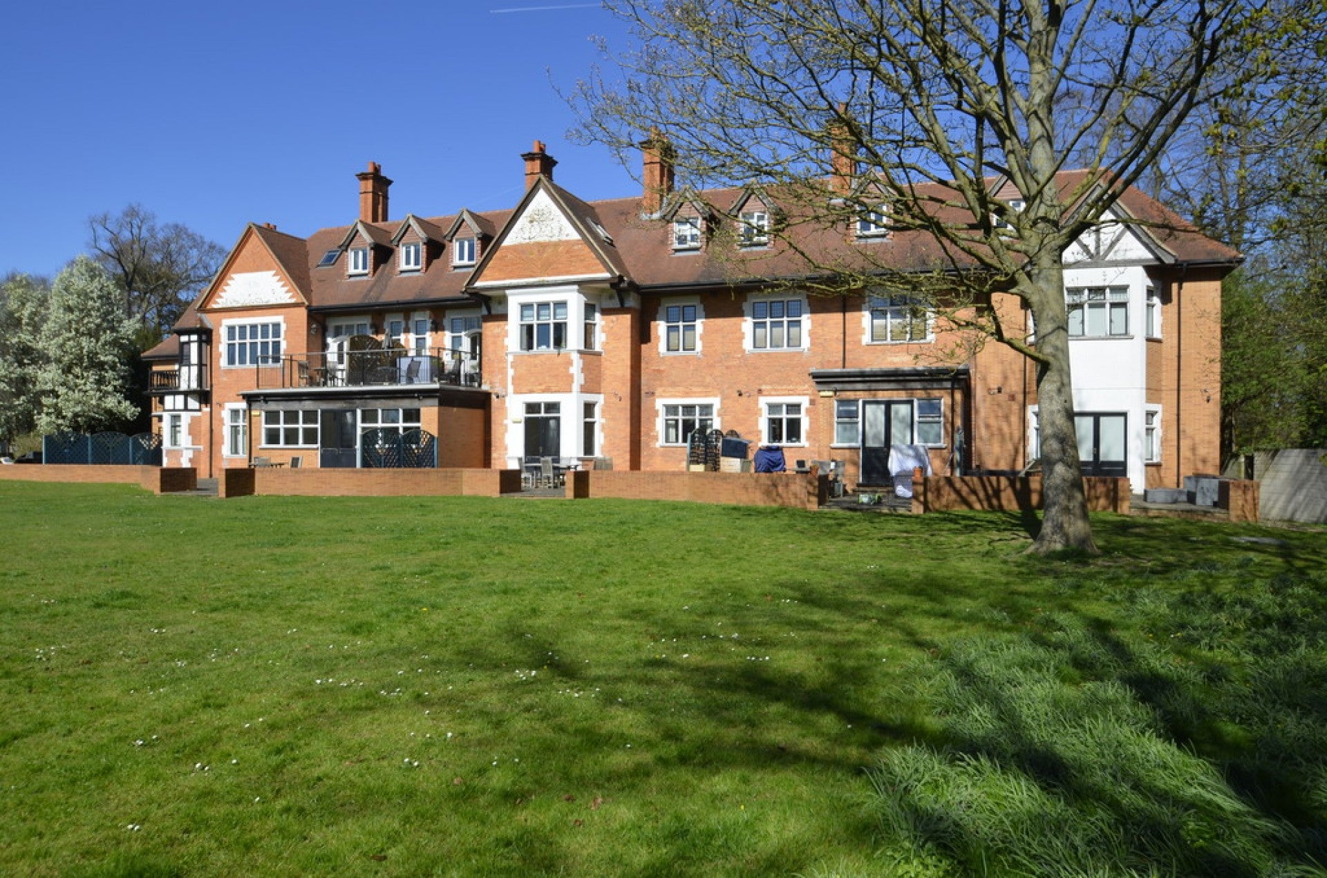 Flat Ferry Lane in Hythe End
