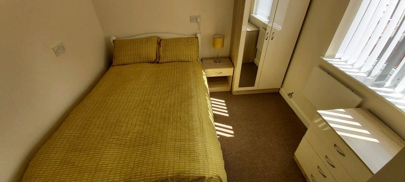 Room Cowley Close in Metropolitan Borough of Solihull