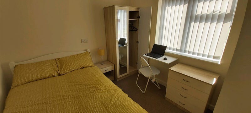 Room Cowley Close in Metropolitan Borough of Solihull