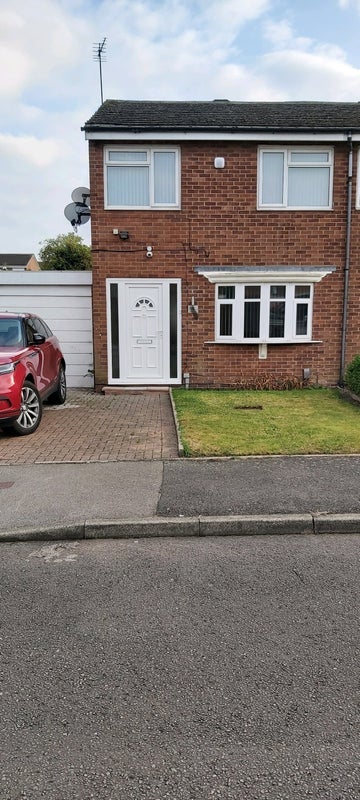 Room Cowley Close in Metropolitan Borough of Solihull