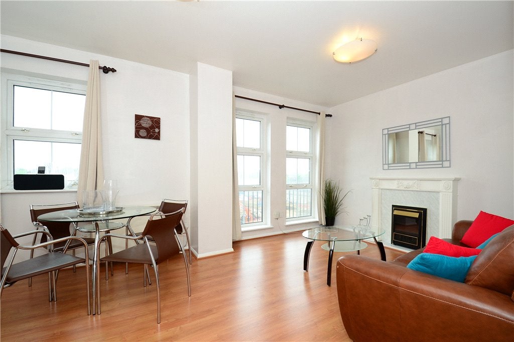 Flat Grange Road in Greater London