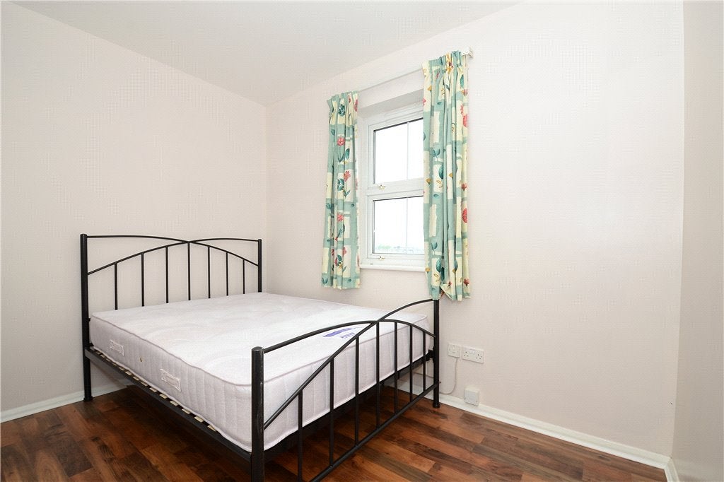 Flat Grange Road in Greater London