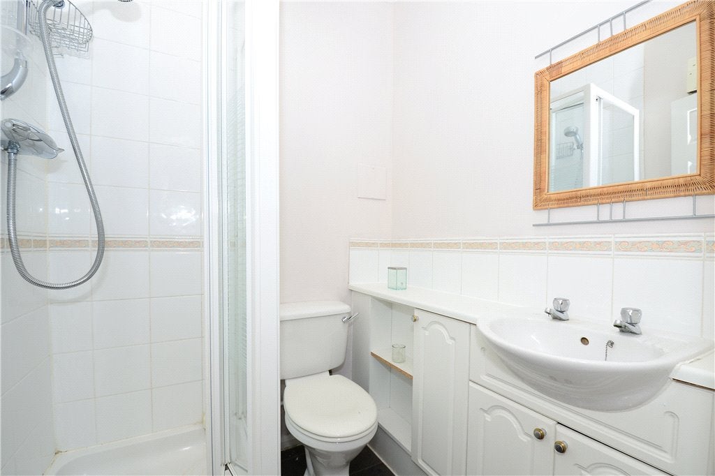 Flat Grange Road in Greater London
