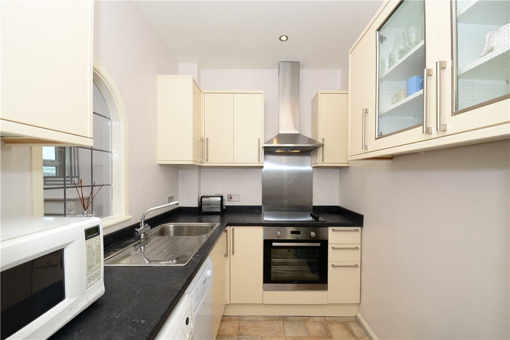 Flat Grange Road in Greater London