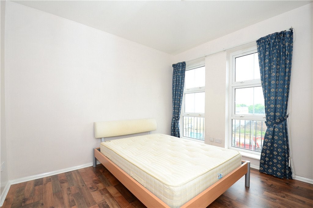 Flat Grange Road in Greater London
