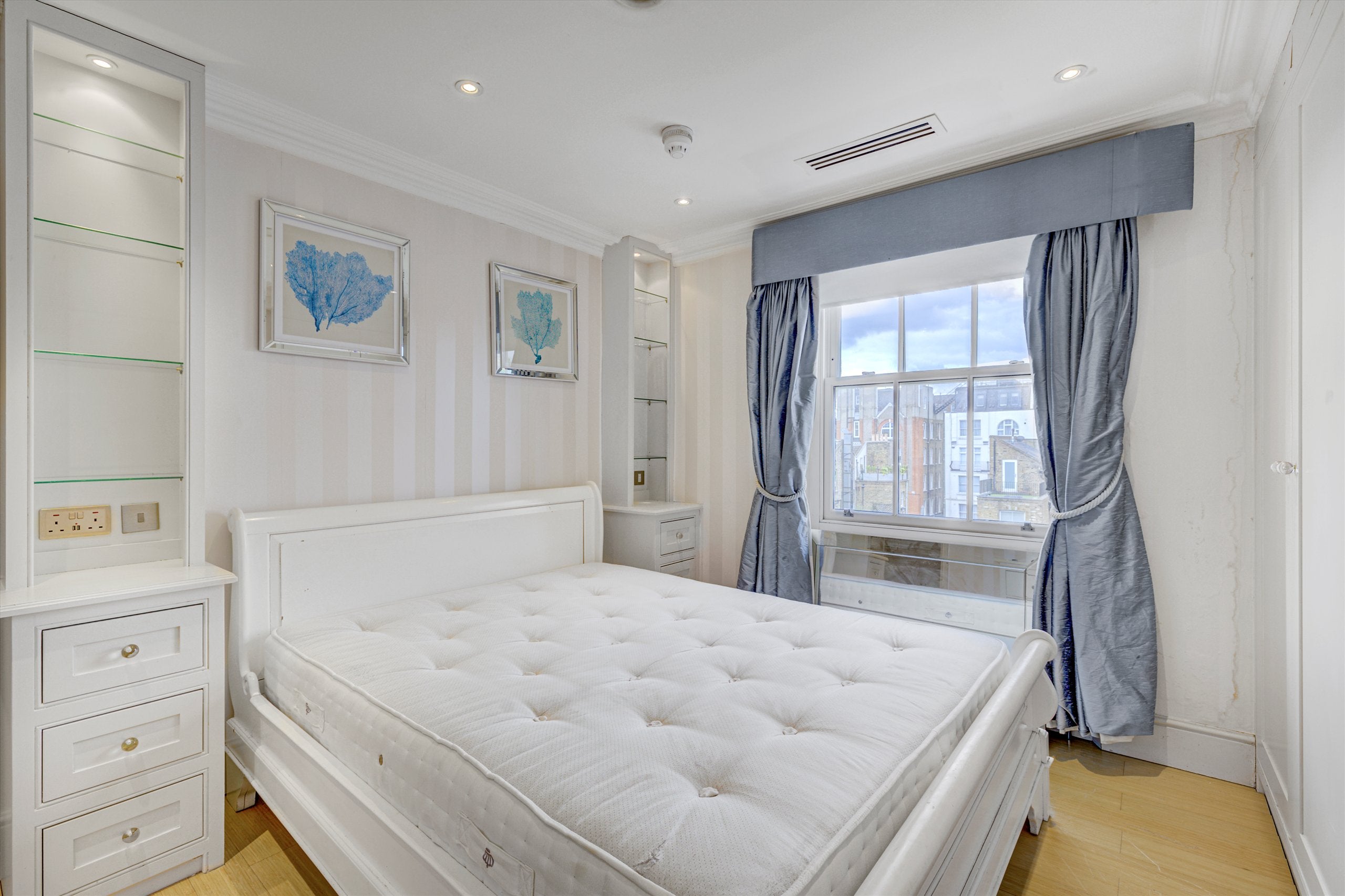 Flat Cathcart Road in Greater London