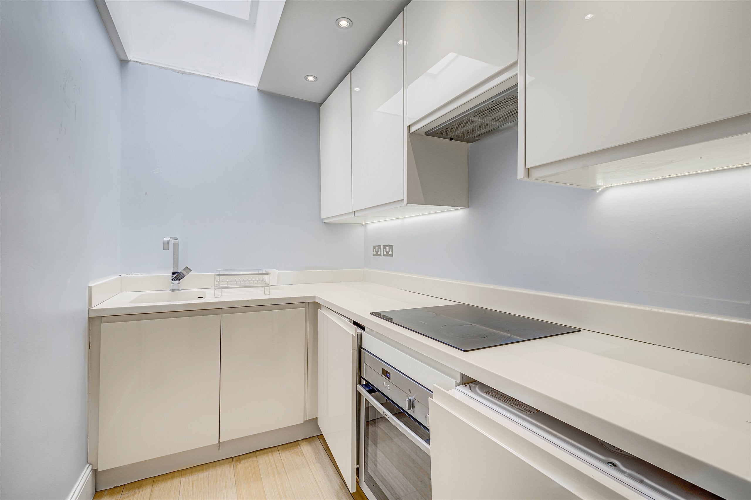 Flat Cathcart Road in Greater London