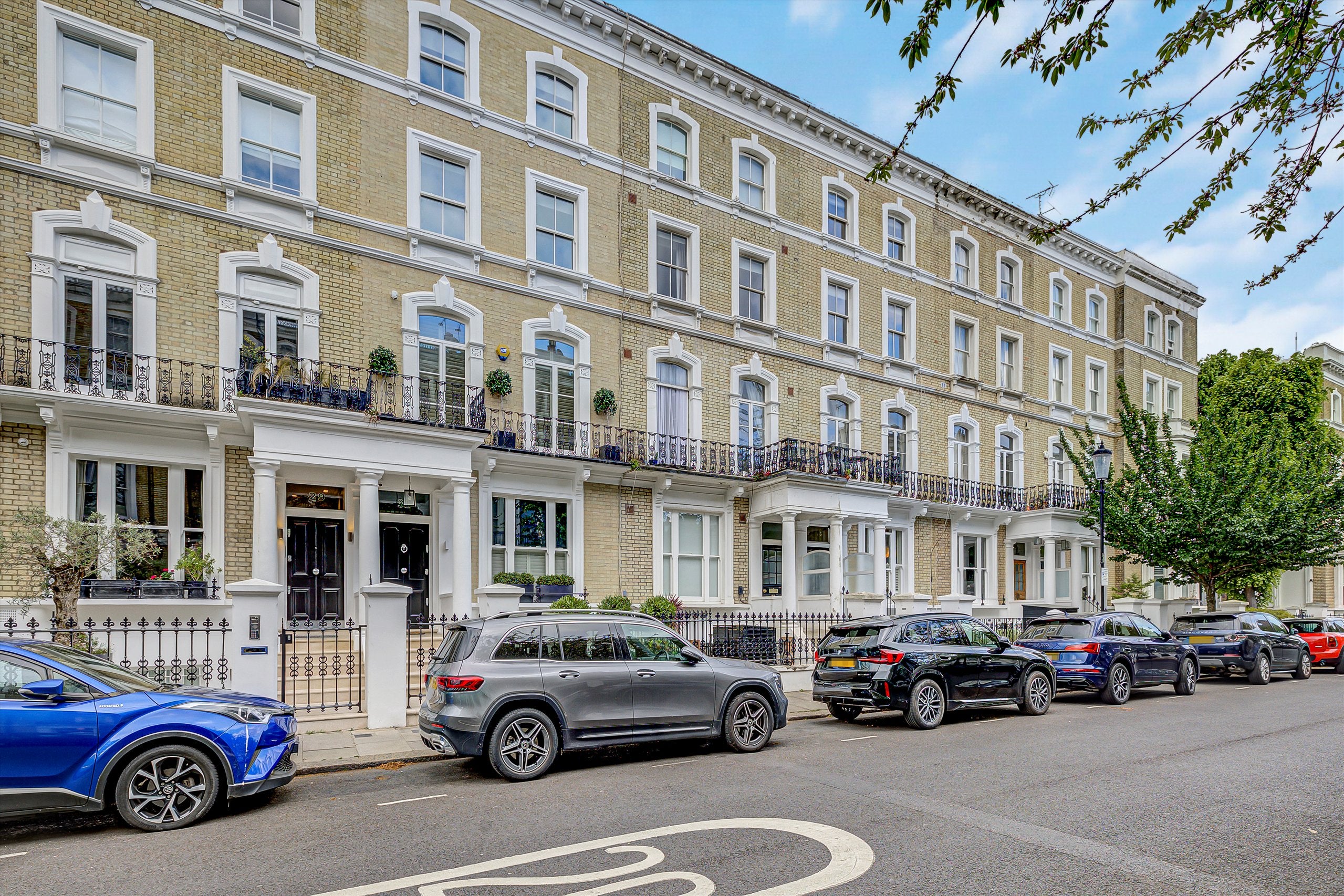 Flat Cathcart Road in Greater London