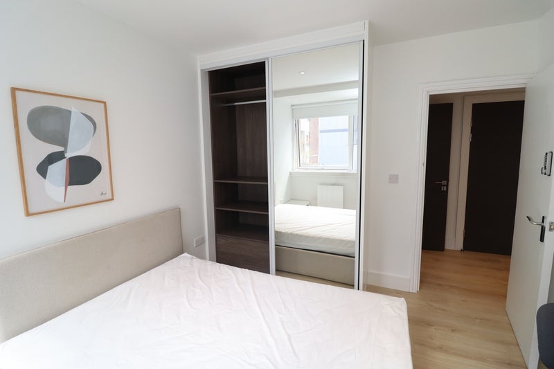 Room Atlantic Crescent in Greater London