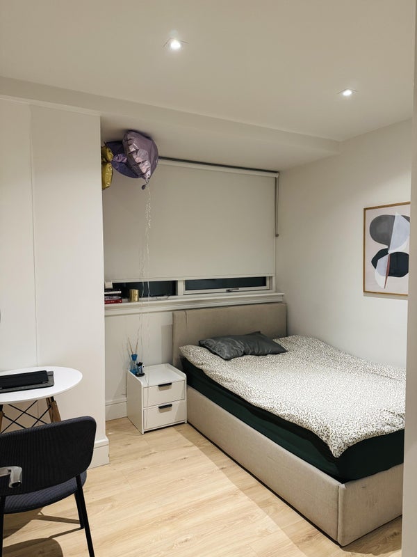 Room Atlantic Crescent in Greater London