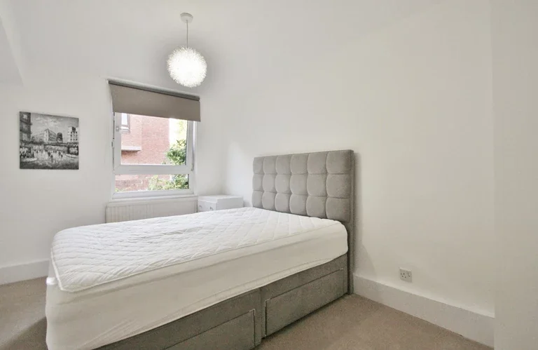 Flat Hammersmith Road in Greater London