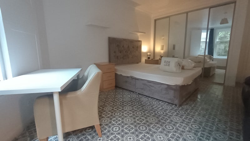Room Paisley Road West in Glasgow