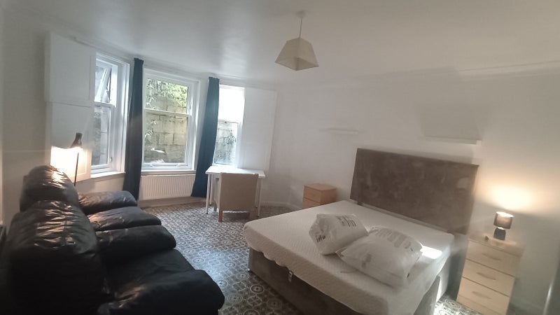 Room Paisley Road West in Glasgow