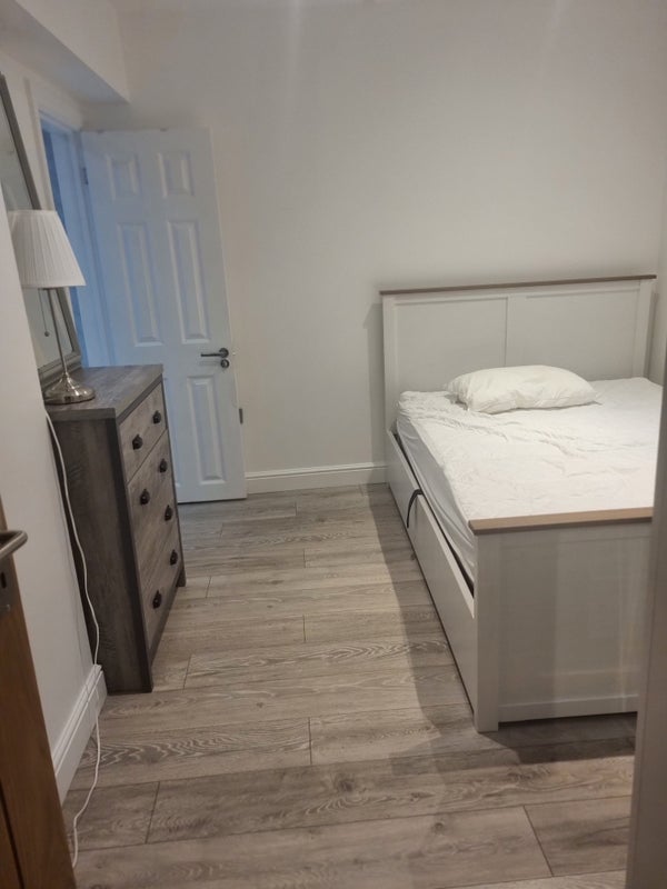 Room Woodhouse Road in Greater London