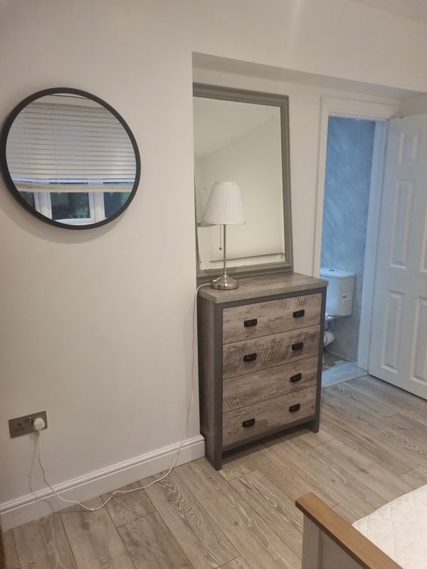 Room Woodhouse Road in Greater London