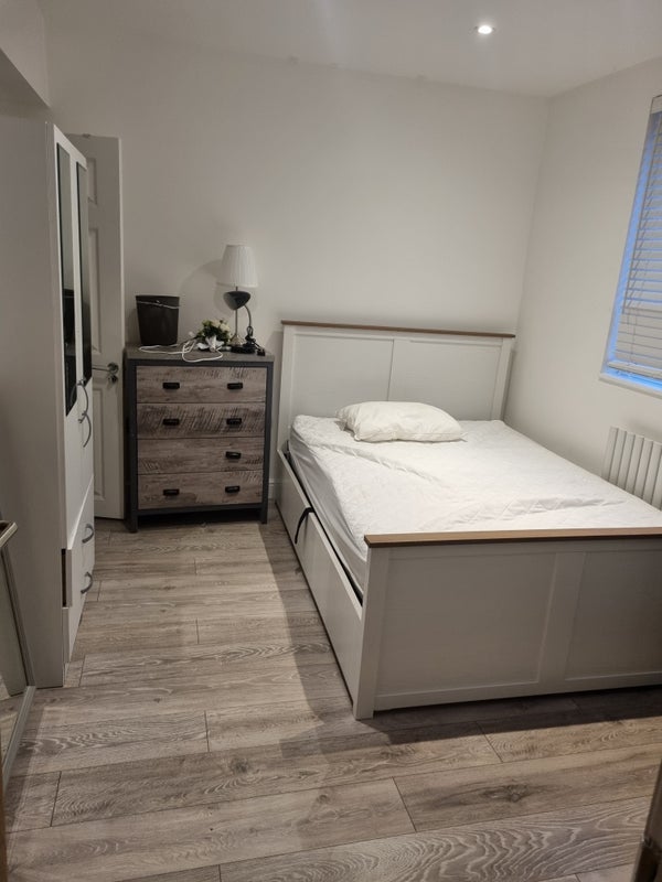 Room Woodhouse Road in Greater London