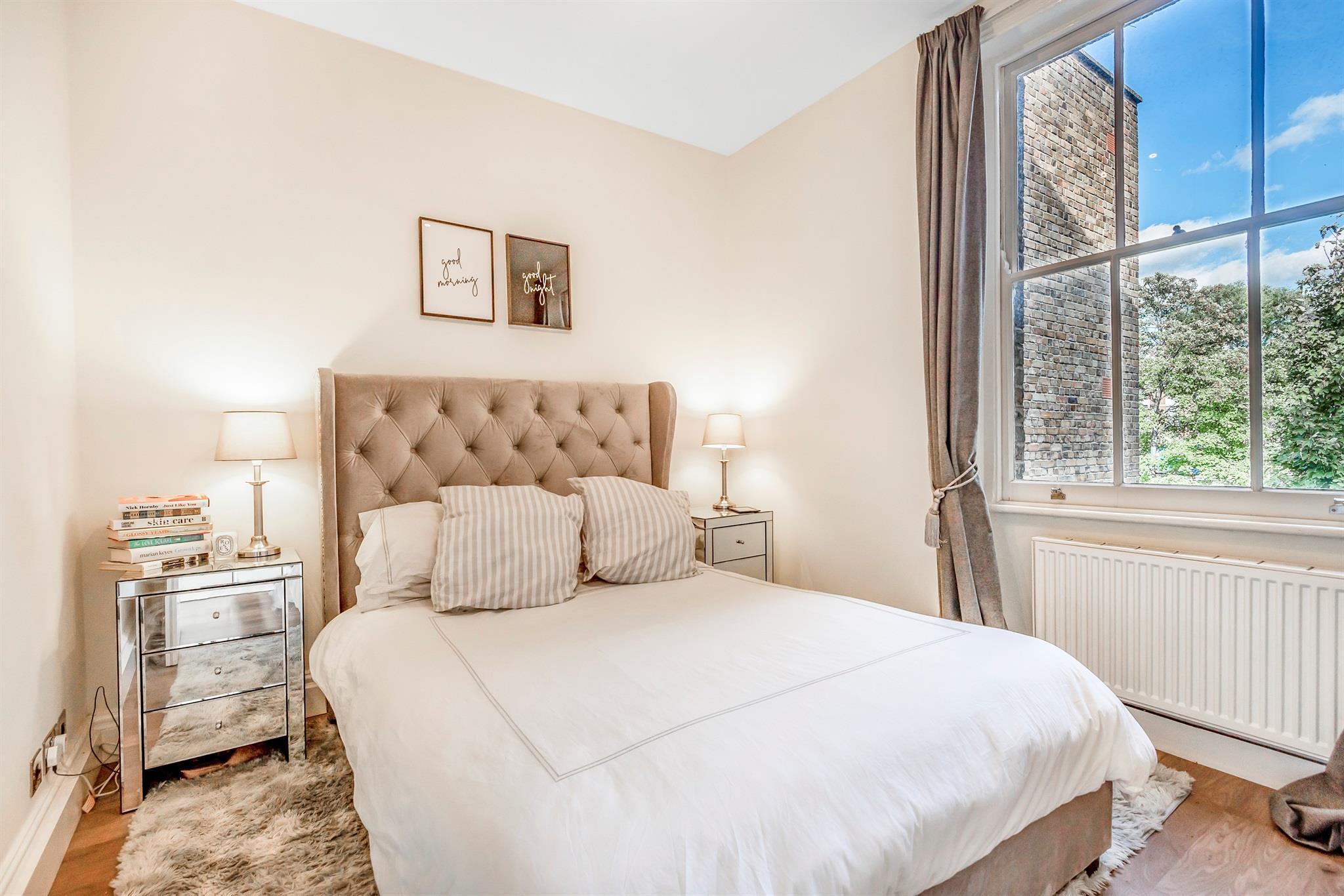 Flat Woodstock Grove in Greater London