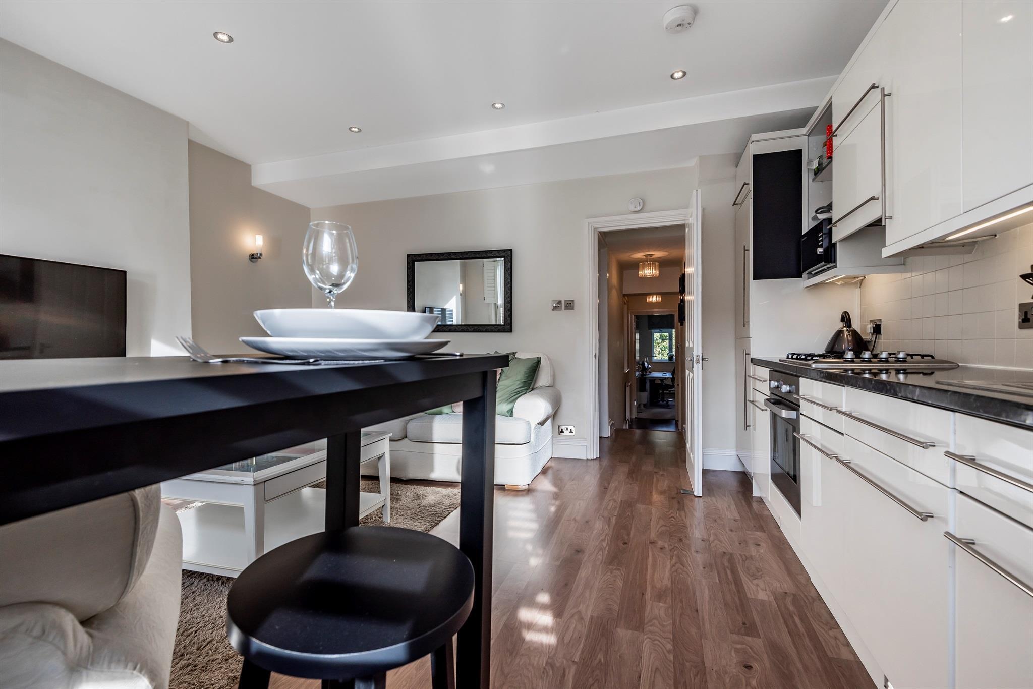 Flat Woodstock Grove in Greater London
