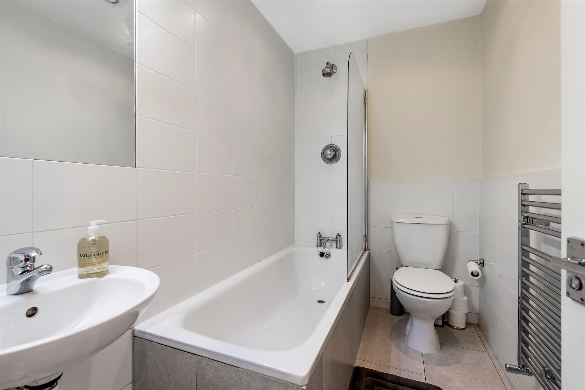 Flat Woodstock Grove in Greater London