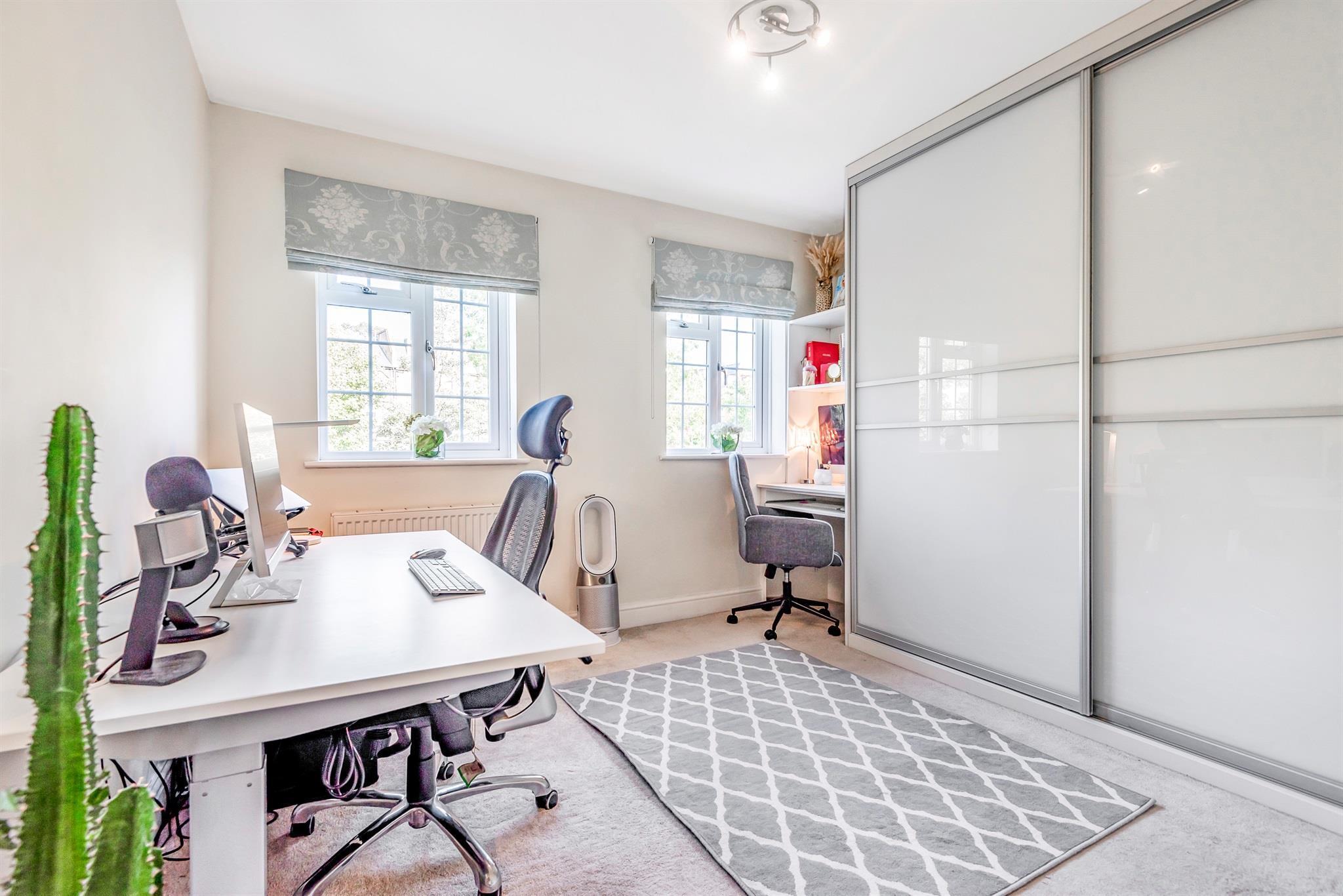 Flat Woodstock Grove in Greater London