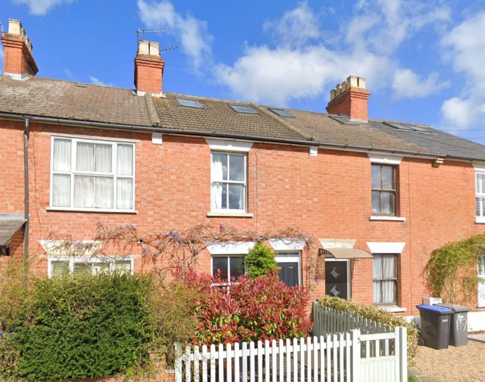 House Queen's Road in Borough of Runnymede