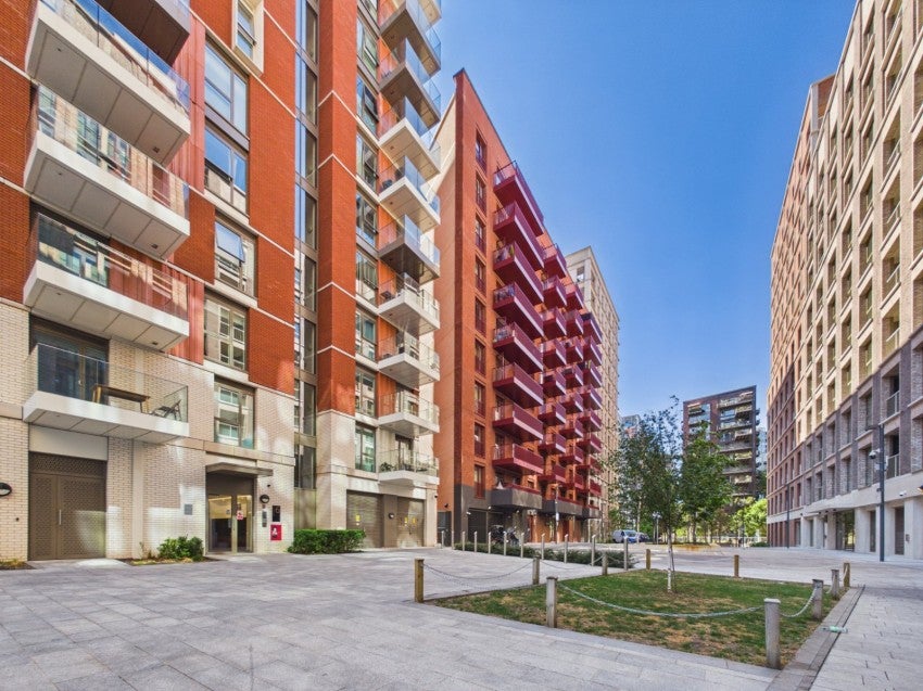 Flat Malthouse Road in Greater London