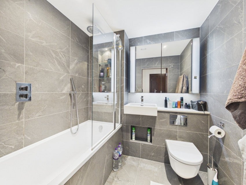 Flat Malthouse Road in Greater London