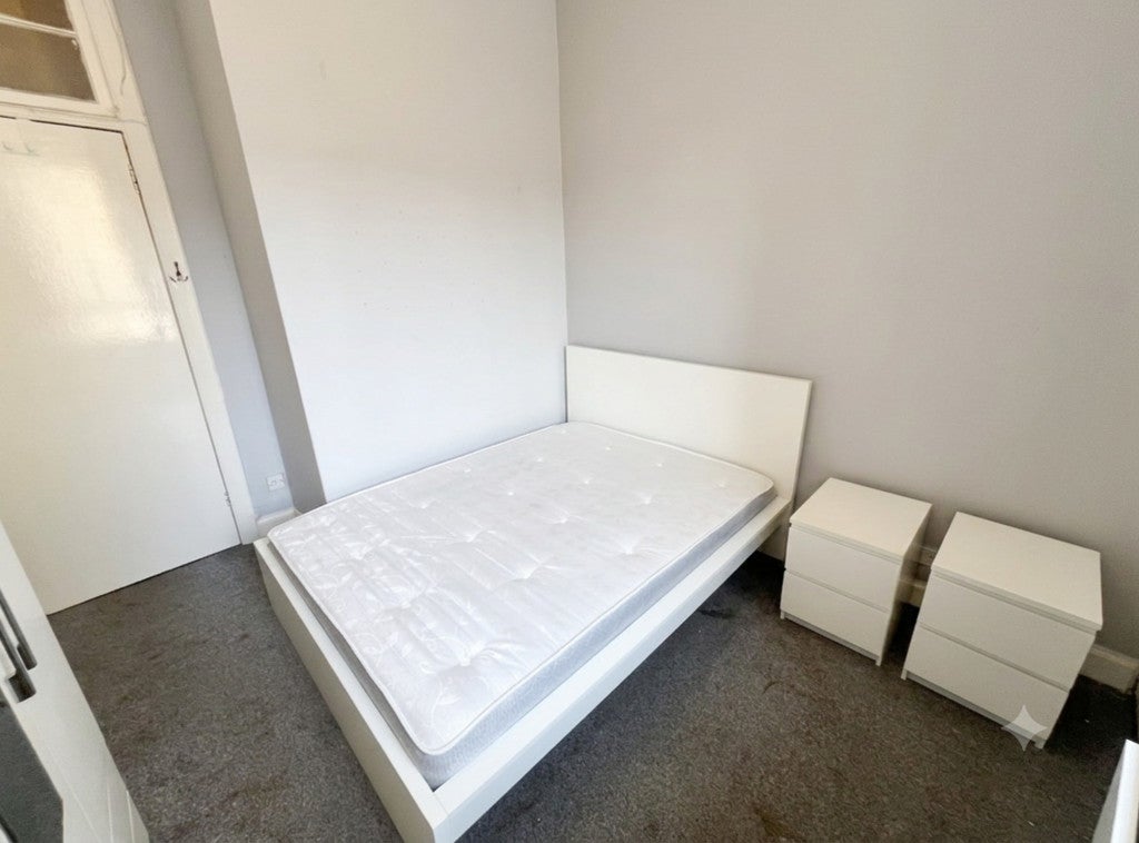 Flat Roslea Drive in Glasgow