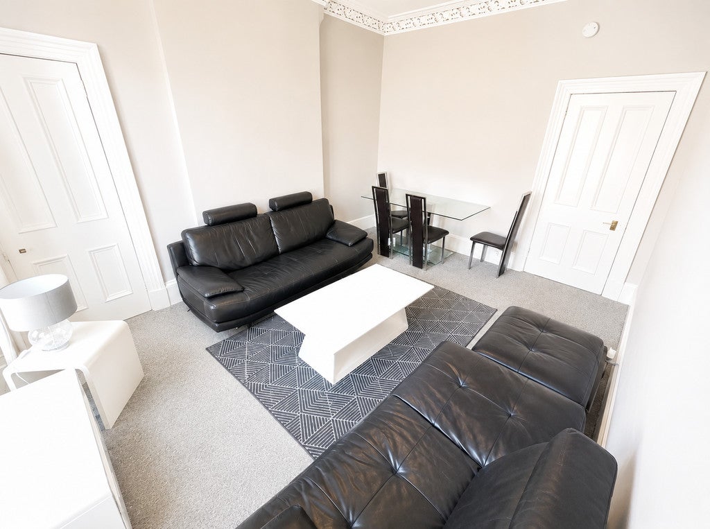 Flat Roslea Drive in Glasgow