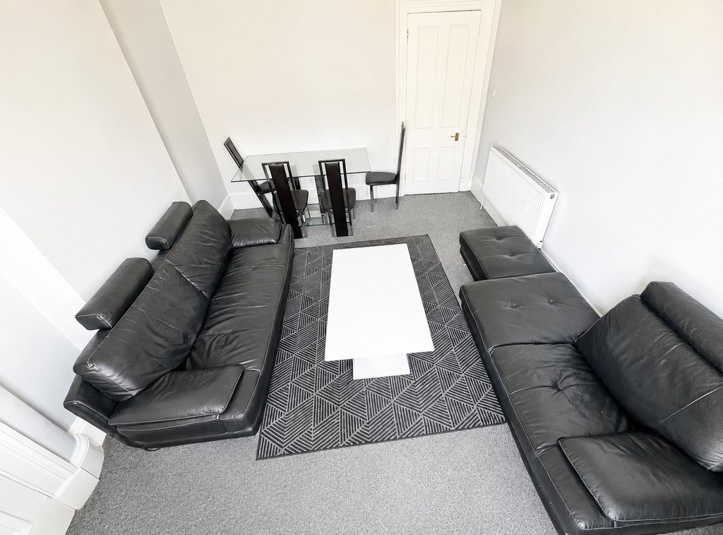Flat Roslea Drive in Glasgow