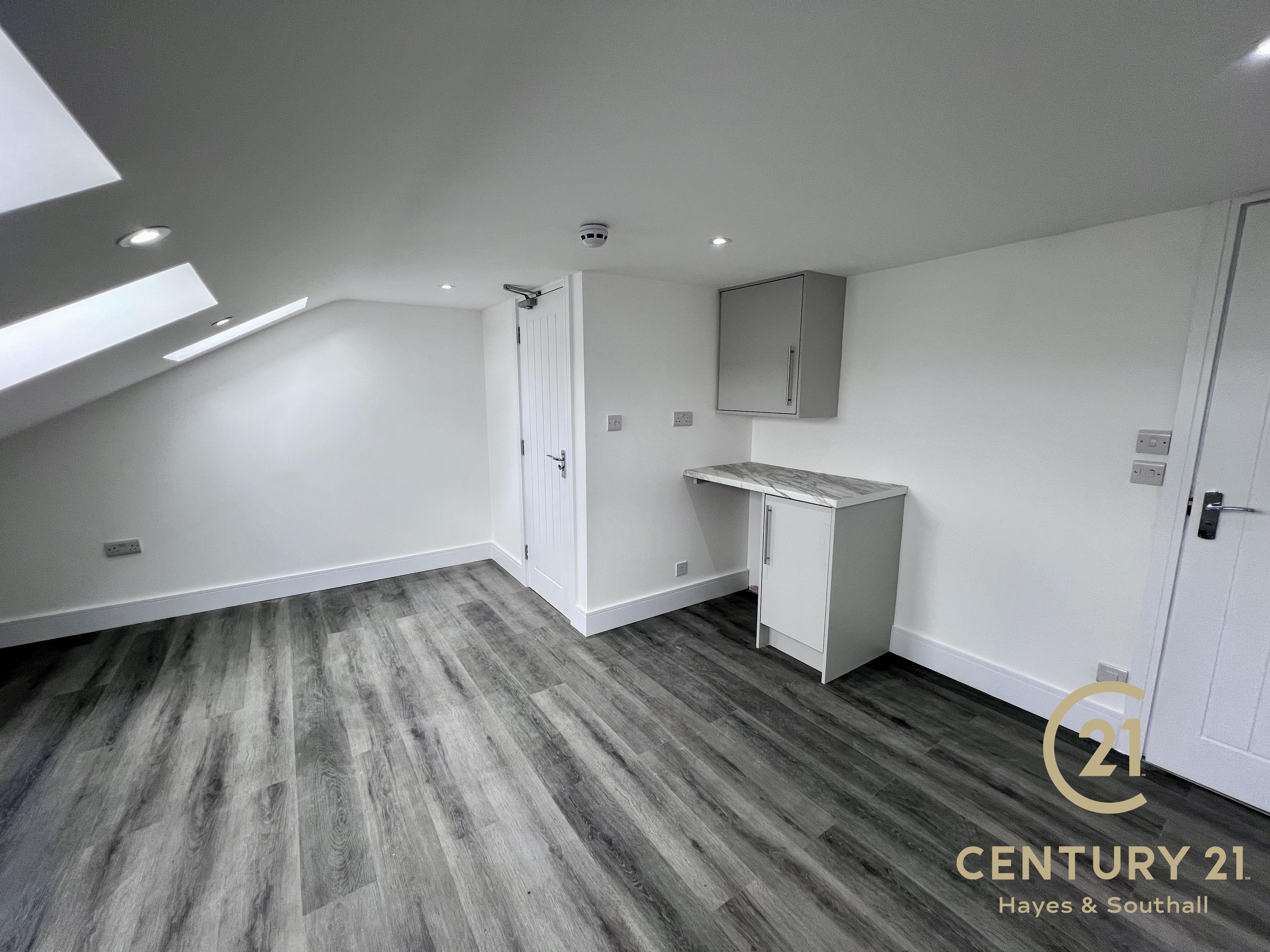 Room Elmfield Road in Greater London