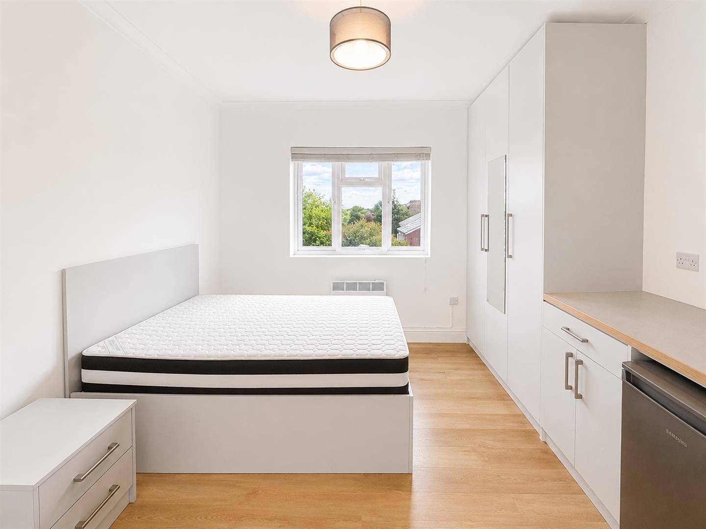 Room Bath Road in Greater London