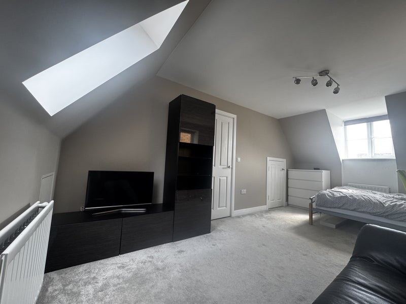 Room School Avenue in Basildon