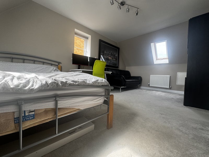 Room School Avenue in Basildon