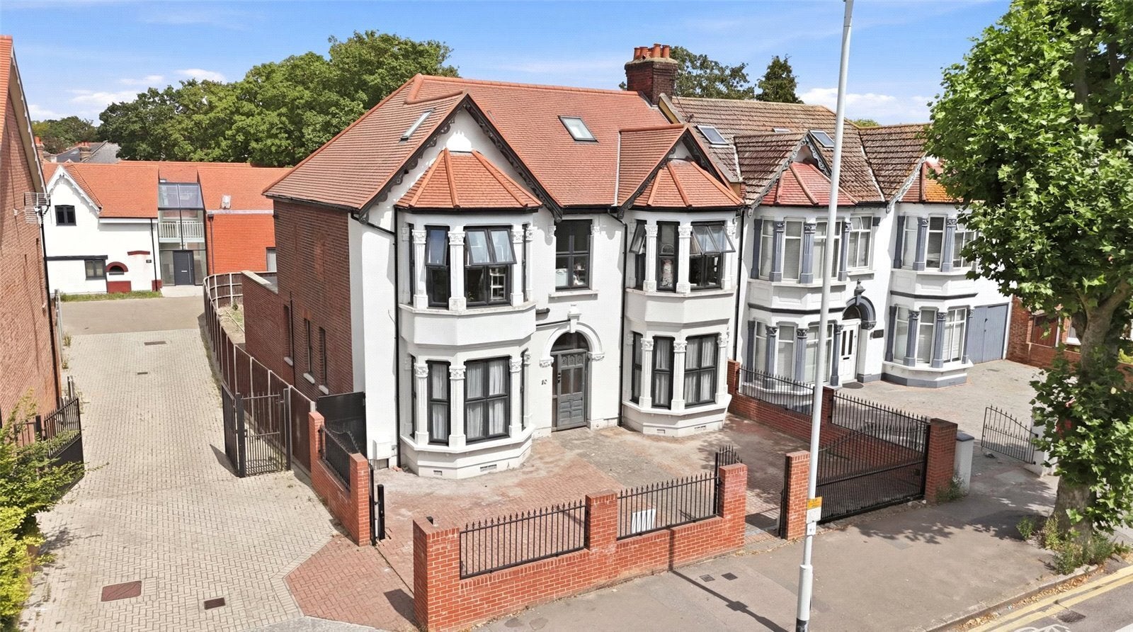 Flat Aldersbrook Road in Greater London