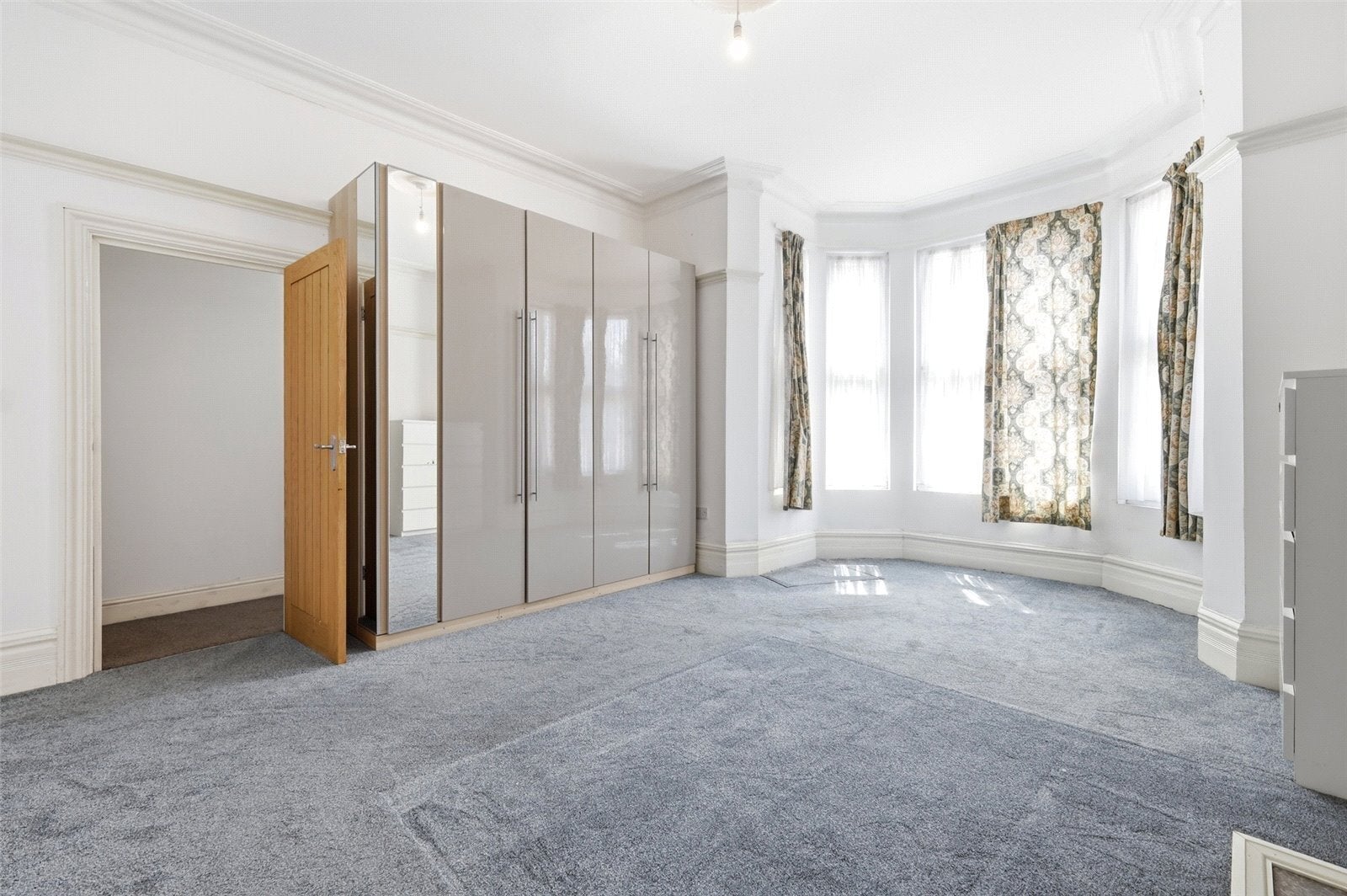 Flat Aldersbrook Road in Greater London