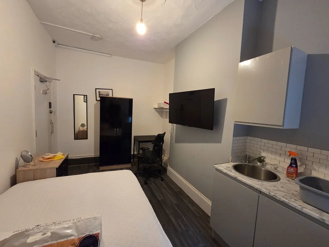 Room Floyd Road in Greater London