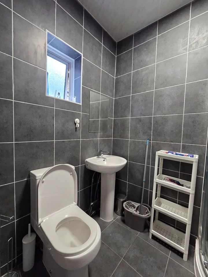 Room Floyd Road in Greater London