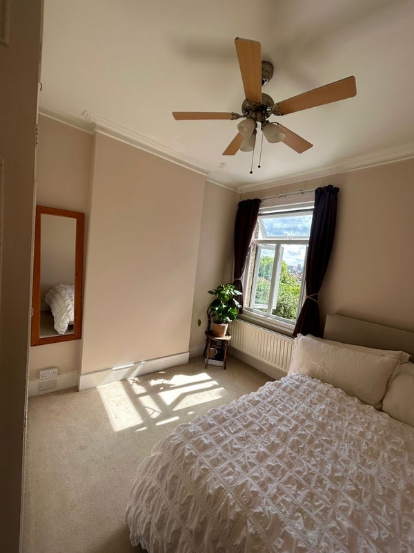 Room Powys Lane in Greater London