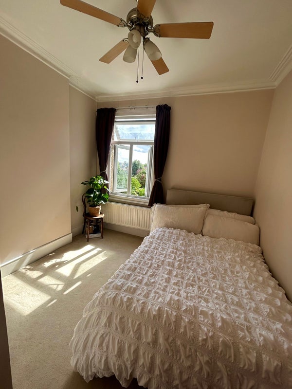 Room Powys Lane in Greater London