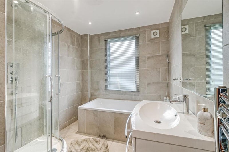 Room Powys Lane in Greater London