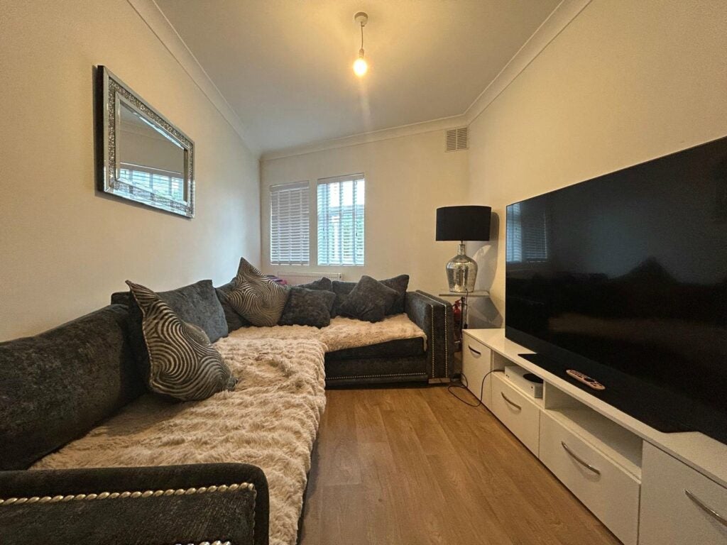 Flat Rectory Road in Rushmoor