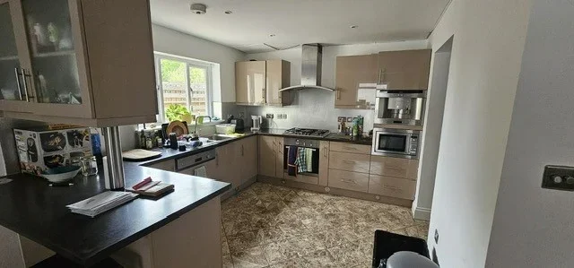 Room Creighton Avenue in Greater London
