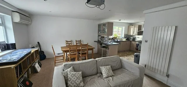 Room Creighton Avenue in Greater London