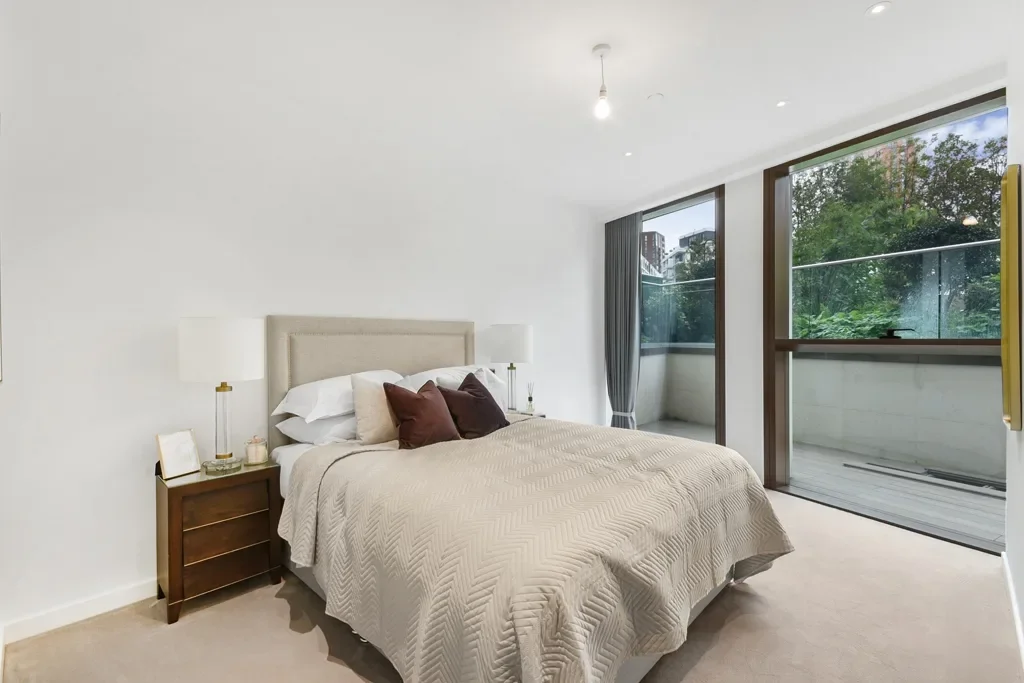 Flat Carnation Way in Greater London